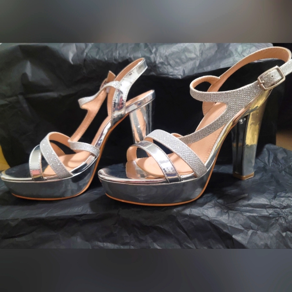 DAZZLING!! Hot Tomato Metallic Silver Heels